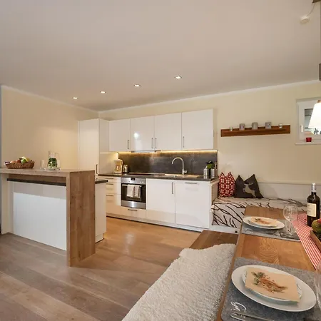 Alpensuiten شقة المو